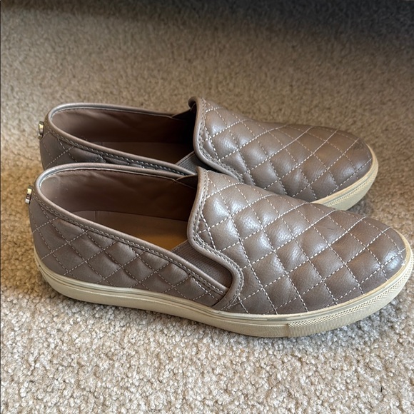 Steve Madden Brown Quilted Loafers Slip-Ons - Picture 3 of 4
